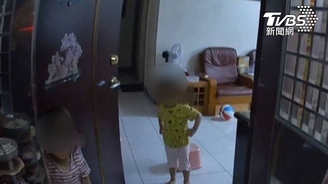 年僅2歲和3歲的小姐妹不慎將自己反鎖在屋內。（圖／TVBS）