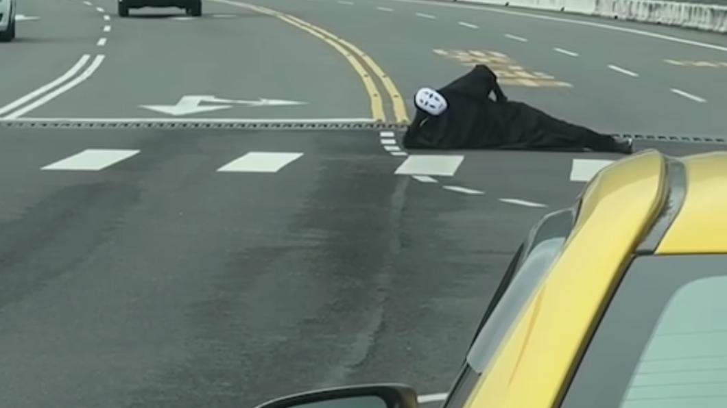 有一名男子半程無臉男躺在路中央。（圖／翻攝自爆料公社）