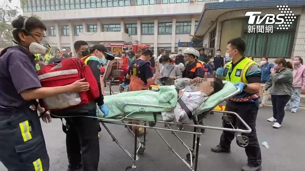 聯華22名員工全數救出，送進醫院治療中。（圖／TVBS）