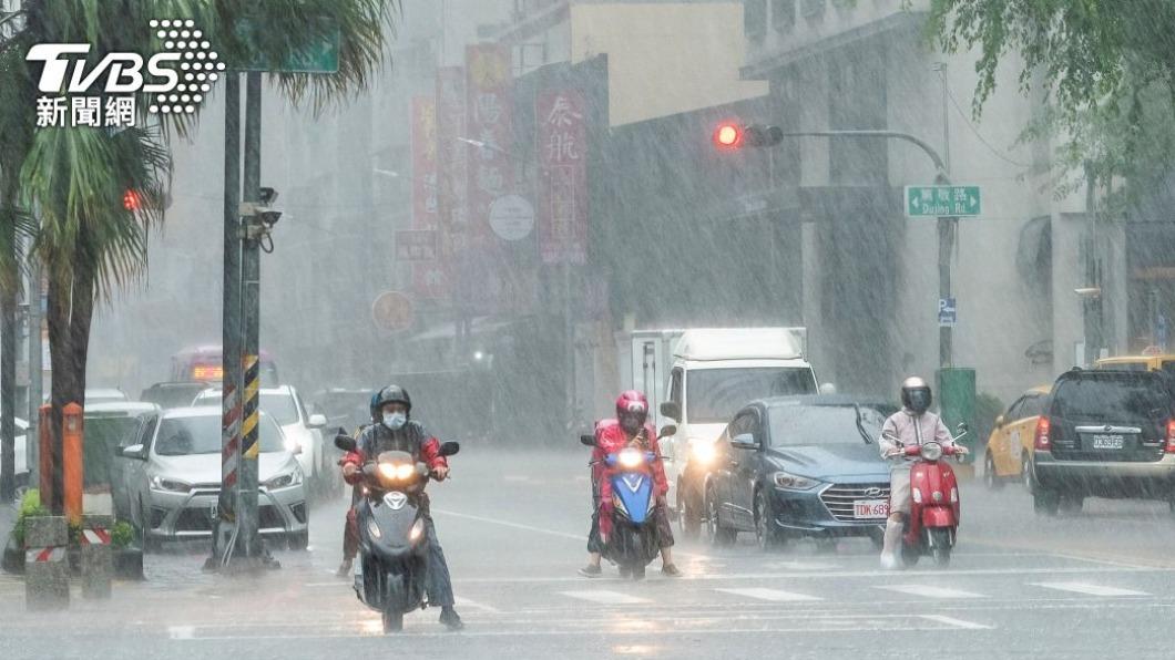 網友疑惑，下雨天叫外送是否不道德。（示意圖／TVBS資料照）