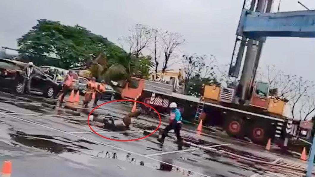 林姓工人被鋼纜砸中倒地。（圖／翻攝社會事新聞影音）