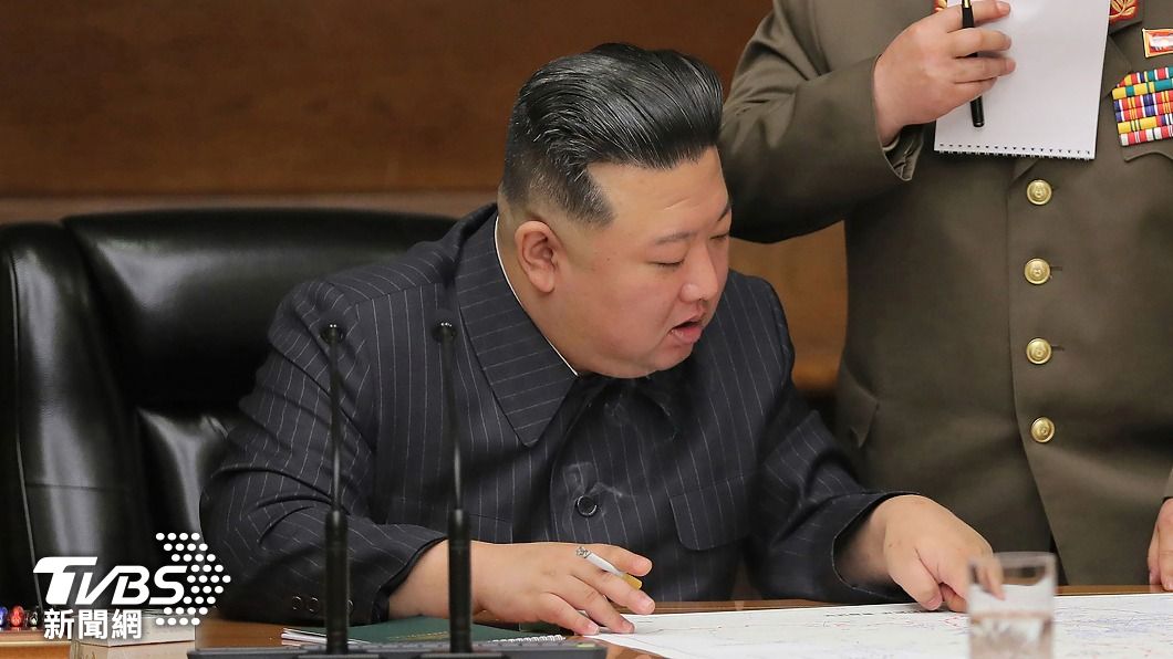 北韓最高領導人金正恩，是國際知名的老菸槍領袖人物。（圖／達志影像美聯社）