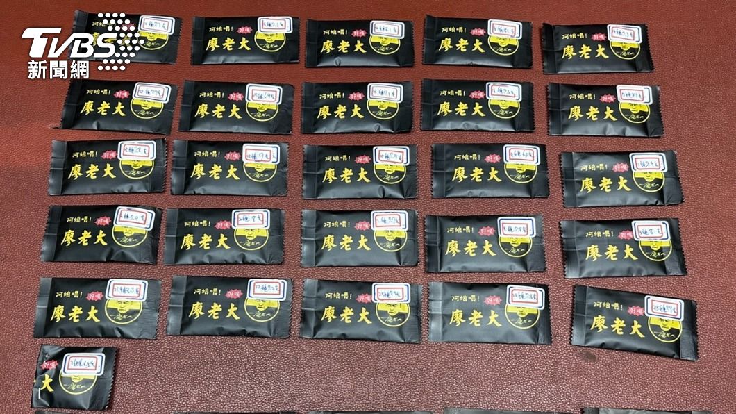 警方查獲仿冒連鎖茶飲店商標的毒咖啡包。（圖／TVBS）