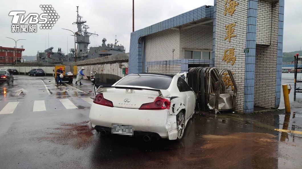 一輛白色雙門跑車，上午撞上了位在基隆市中正路上的海軍威海營區大門，令站哨的士兵嚇了一跳。（圖／ＴＶＢＳ）