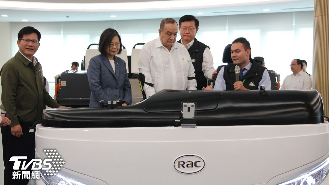瓜國總統賈麥岱參訪電動巴士產線。（圖／中央社）
