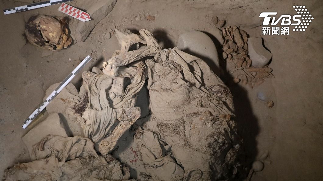 祕魯首都利馬（Lima）郊區的卡哈馬基亞（Cajamarquilla）遺址，挖出1千多年前的青少年木乃伊。（圖／達志影像路透社）