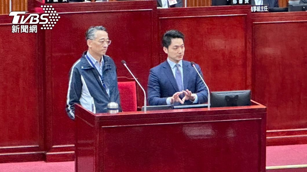 蔣萬安今（26）日赴台北市議會進行第⼀次追加減預算案編製結果報告及備詢。（圖／林至柔攝）