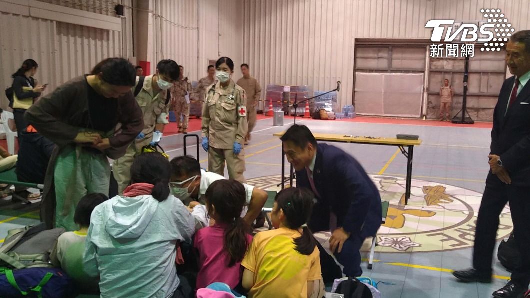 從蘇丹暫時撤離到東非國家吉布地避難的日本公民。（圖／達志影像美聯社）