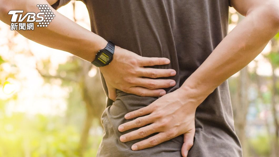 背痛的機制很複雜，常常主因都不在背部。（示意圖／Shutterstock達志影像）