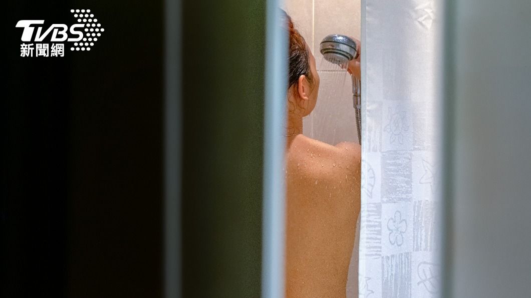 男子偷窺女鄰居洗澡被抓，鎖門墜樓亡。（示意圖，非當事人／Shutterstock達志影像）
