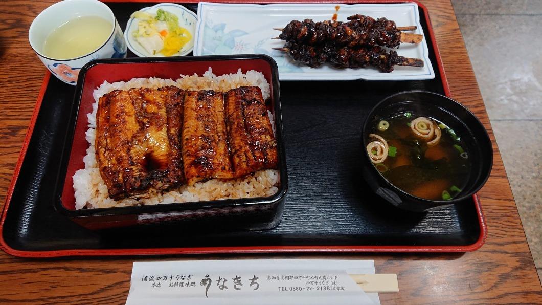 有日本網友靠著媒體報導的畫面找出谷公一造訪的鰻魚丼店。（圖／翻攝自@shigechi519推特）