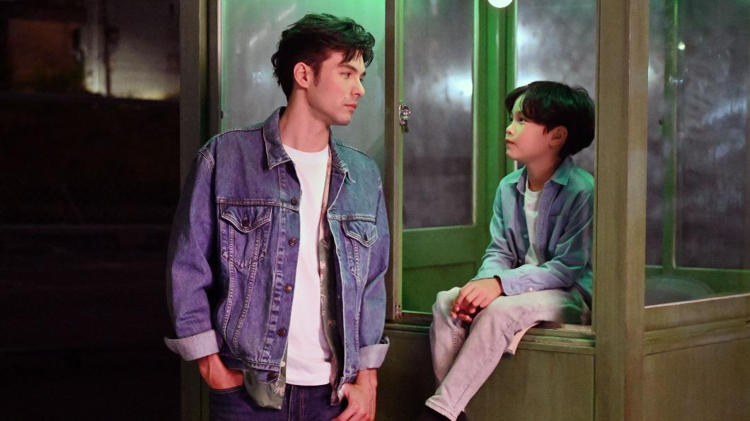 鳳小岳（左）邀7歲帥兒一起拍攝新歌〈風車〉MV，父子同台成意外彩蛋。（圖／環球音樂提供）