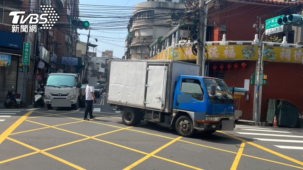 小貨車轉彎撞上員警。（圖／TVBS）