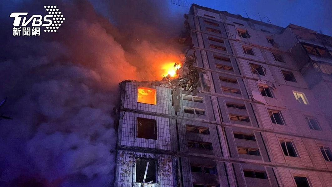 烏克蘭中部城市烏曼民宅大樓遭擊中。（圖／達志影像路透社）