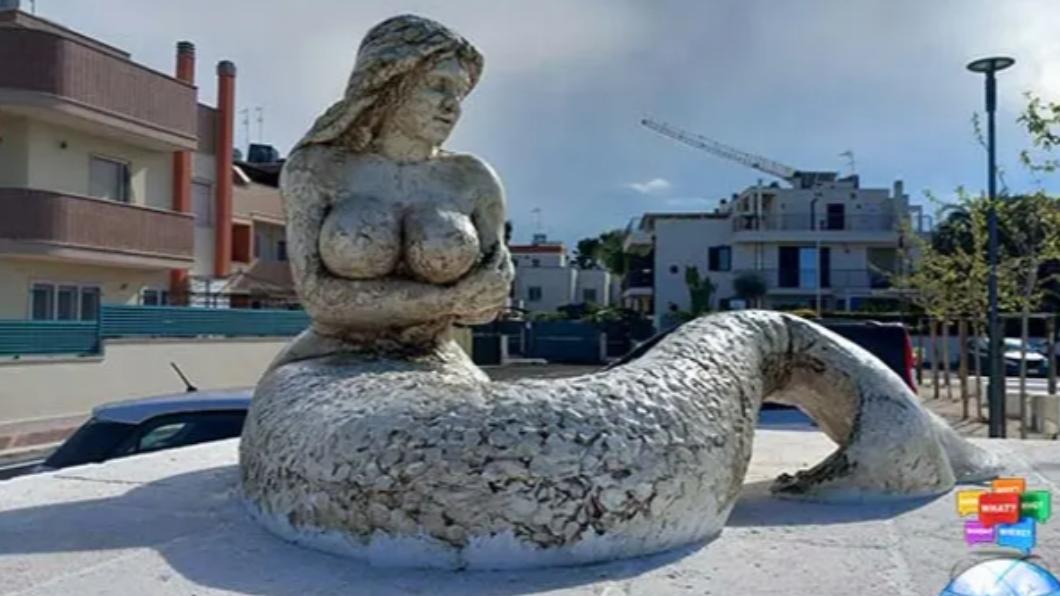 義大利南部度假小鎮莫諾波利（Monopoli）近日揭幕「裸身美人魚雕像」。（圖／翻攝自《衛報》）