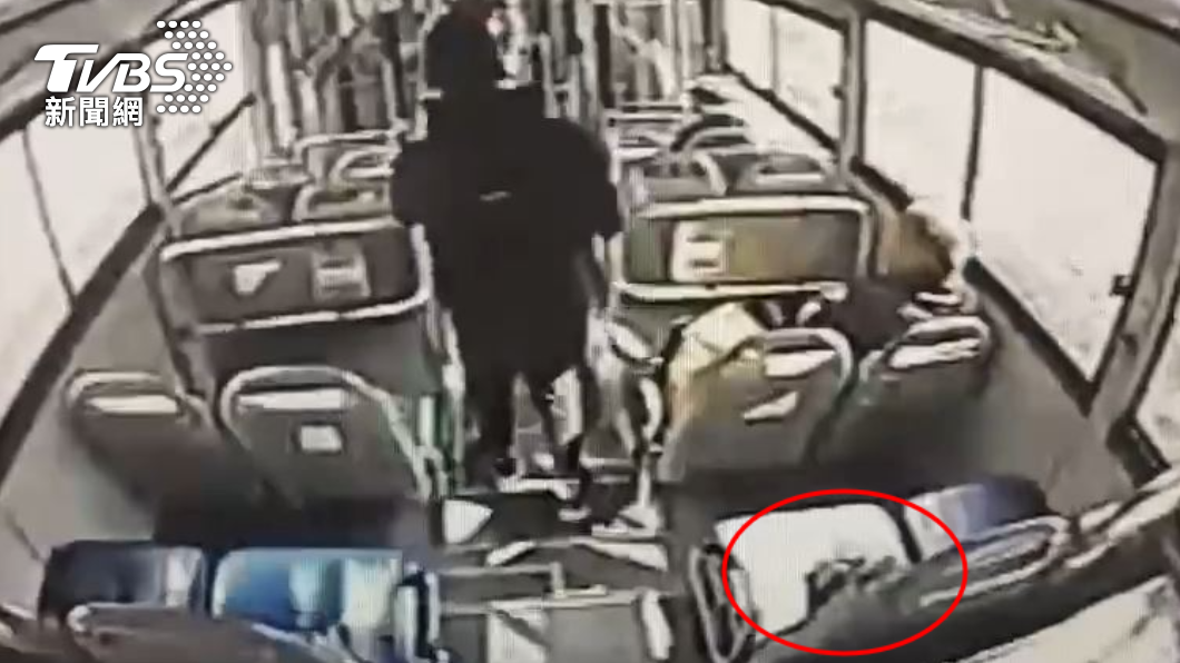 男子搭公車時將小提包遺落，裡頭裝有整組毒品吸食器。（圖／TVBS）