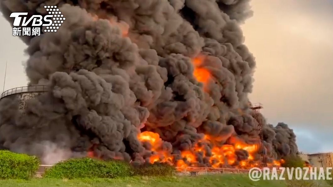 克里米亞半島（Crimean Peninsula）塞凡堡（Sevastopol）一座儲油廠突發生大火。（圖／達志影像美聯社） 濃煙沖天！疑遭無人機攻擊　克里米亞儲油廠起火