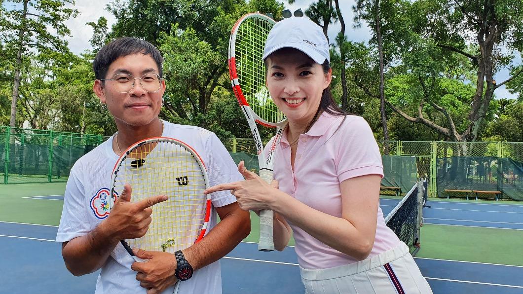 王曉書（右）與網球國手王俊偉同是聽障，兩人靠唇語溝通打網球的技巧。（圖／公視提供）