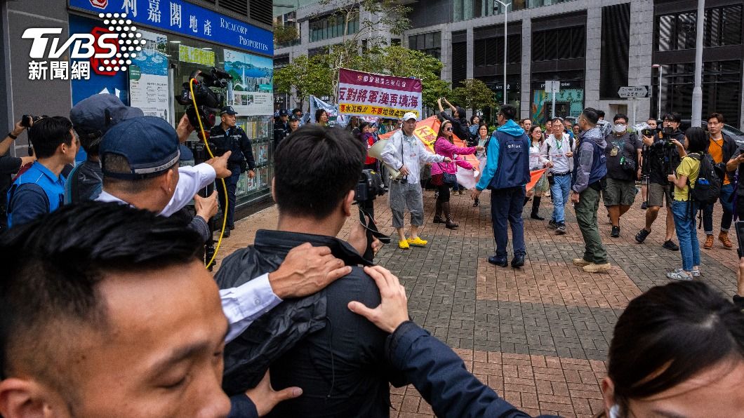 香港疫情升溫急診室爆滿。（圖／達志影像美聯社） 香港疫情升溫日增萬例　急診室爆滿