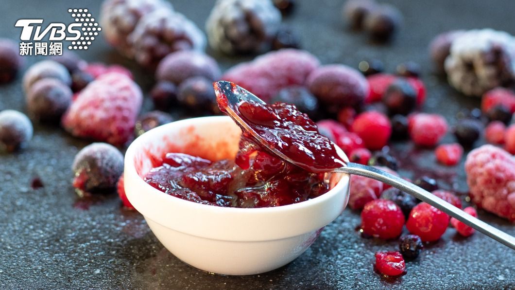 某些餐廳或烘焙坊有可能自好市多購買該綜合莓，製成甜點販售。（示意圖／shutterstock達志影像）