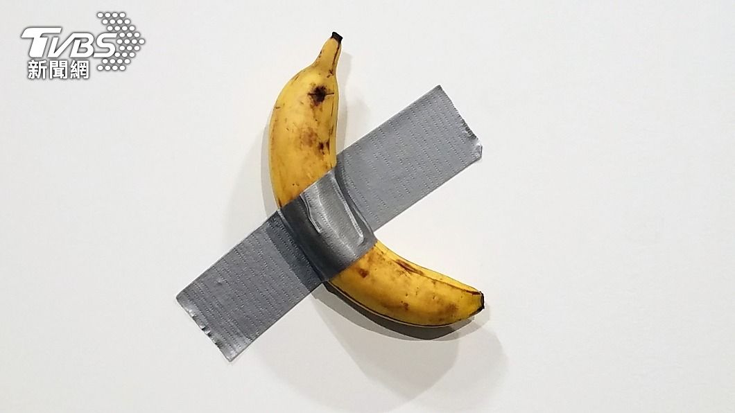 香蕉藝術「丑角」（Comedian）價值12萬美金（約369萬新台幣）。（圖／歐新社）