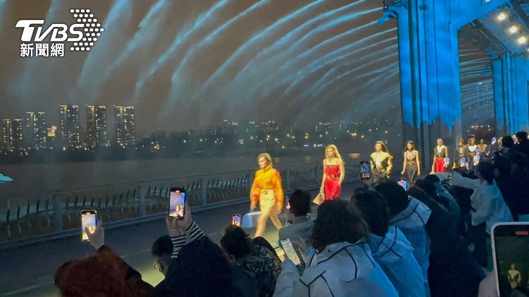 模特兒們伴著漢江潛水橋的噴水表演進行走秀。（圖／中央社）