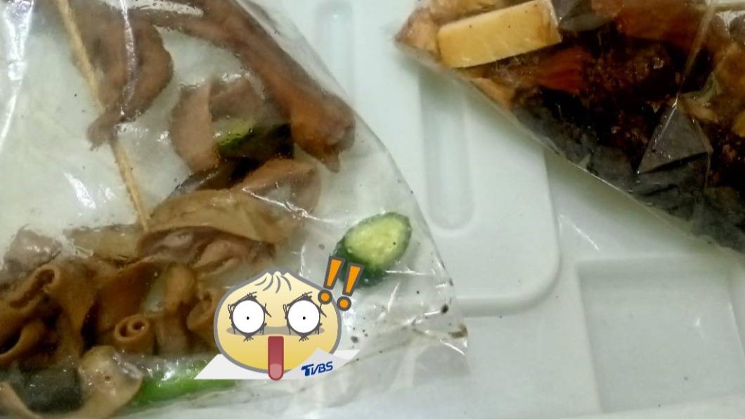 網友在購買的三包滷味中，分別找到蟑螂屍體。（圖／翻攝自PTT）