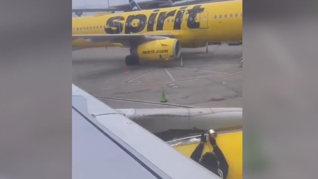 美國廉航「精神航空」( Spirit Airlines）維修人員使用「快速維修膠帶」（Speed Tape）。（圖／翻攝自 《每日郵報》）