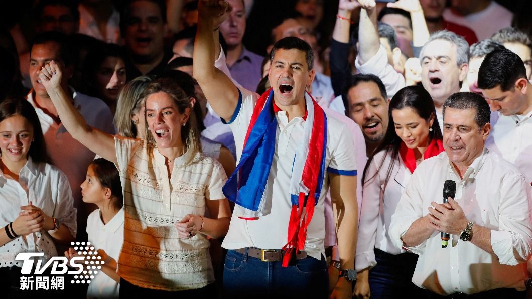 巴拉圭總統大選結果出爐，執政黨的潘尼亞（中央）以16%差距大勝當選。（圖／達志影像路透社）