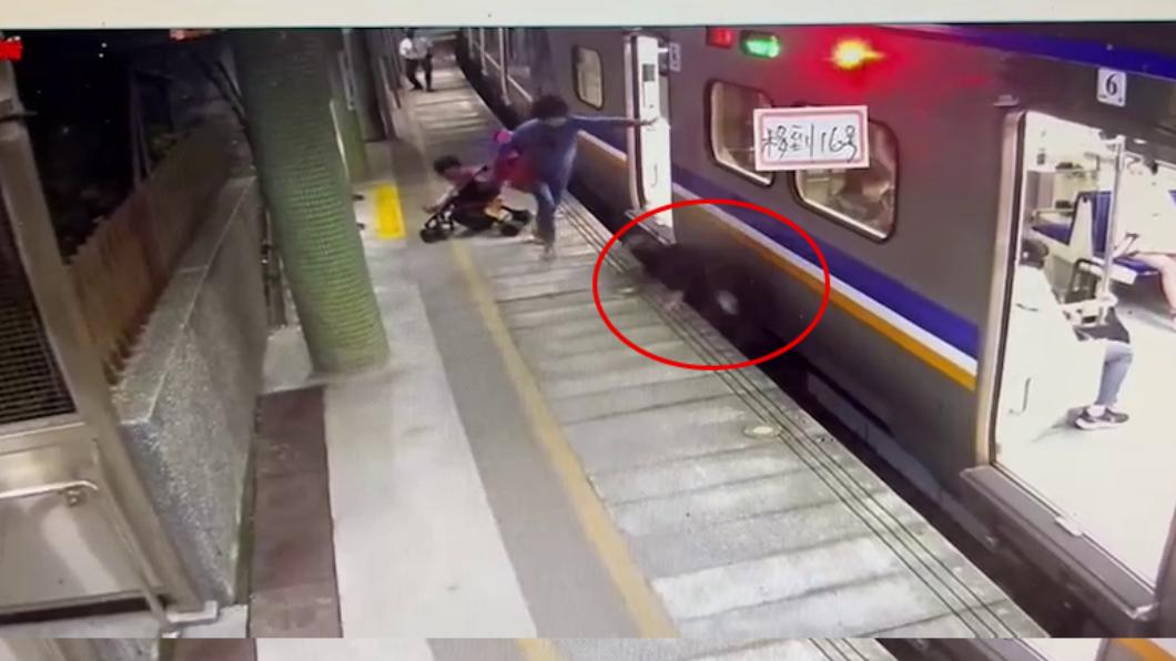 旅客搭乘台鐵搬娃娃車疑重心不穩墜落月台。（圖／讀者提供）