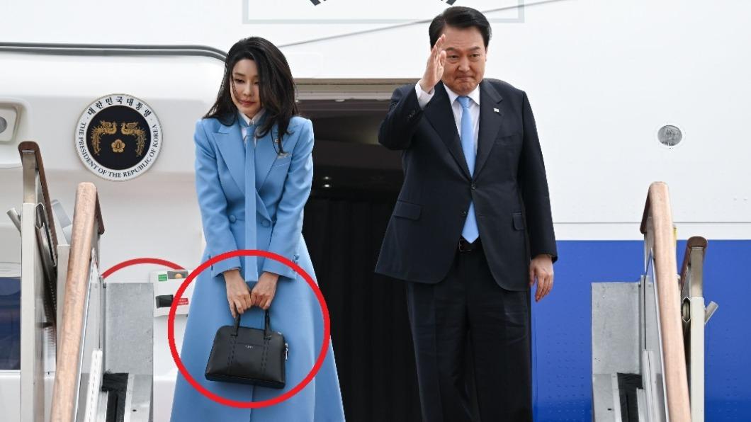 南韓第一夫人金建希的愛用黑色手提包成為網上熱門話題，1天就賣到斷貨。（圖／翻攝自南韓總統室官網）