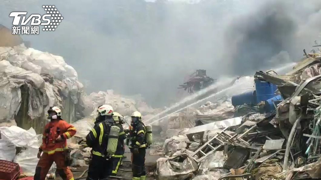 龜山區資源回收場火警 業者出動怪手協助救火
