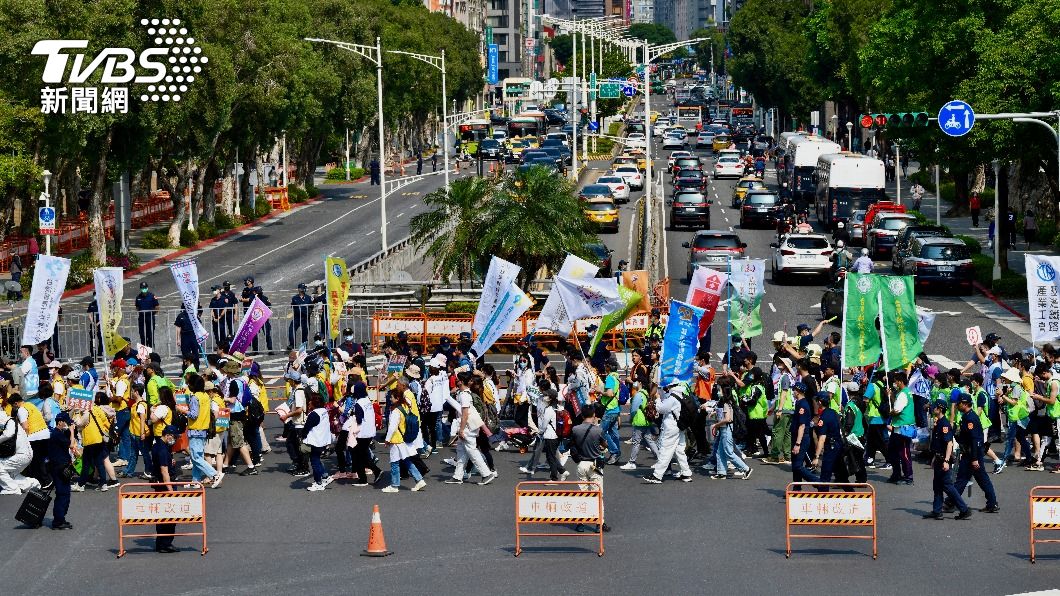 五一勞動節，千名勞工上街頭提出4訴求。（圖／胡瑞麒攝）