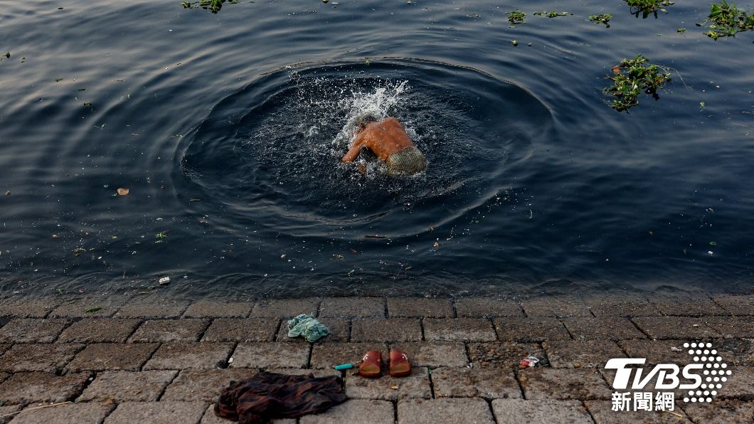 面對汙染，孟加拉民眾沒有選擇，只得在汙濁的河水中洗淨身體的髒污。（圖／達志影像路透社）