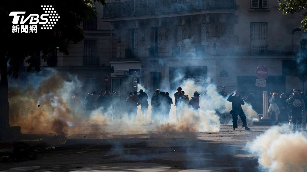 法國五一遊行有近80萬人上街抗議，警方無預警丟催淚瓦斯。（圖／達志影像美聯社）