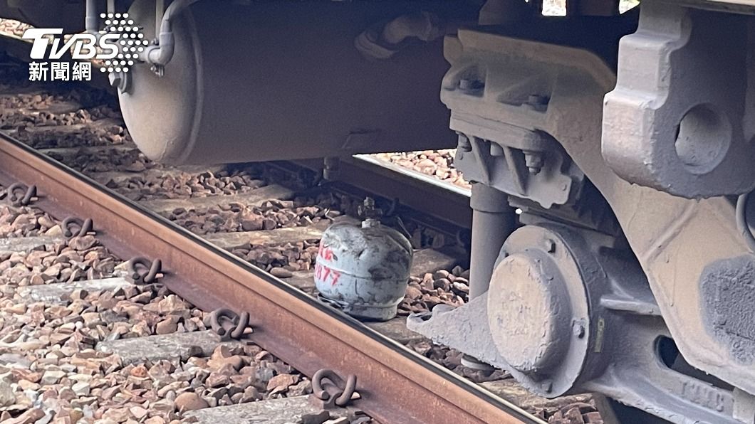 台鐵路線上驚現瓦斯桶。（圖／台鐵局提供）