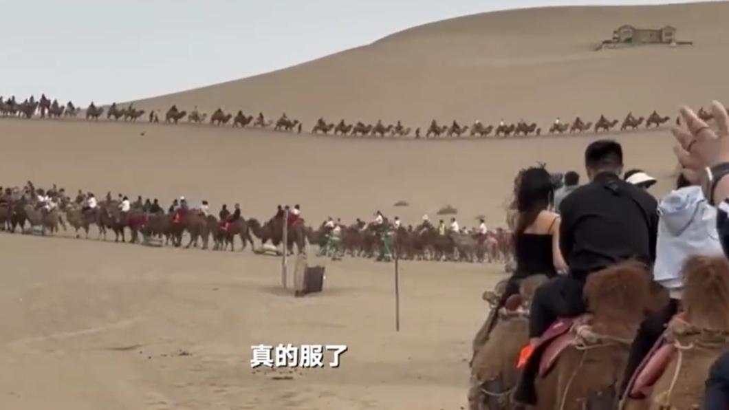 有中國遊客拍下沙漠中騎駱駝的路線，一樣是人擠人、駱駝擠駱駝。（圖／翻攝自頭條新聞微博）