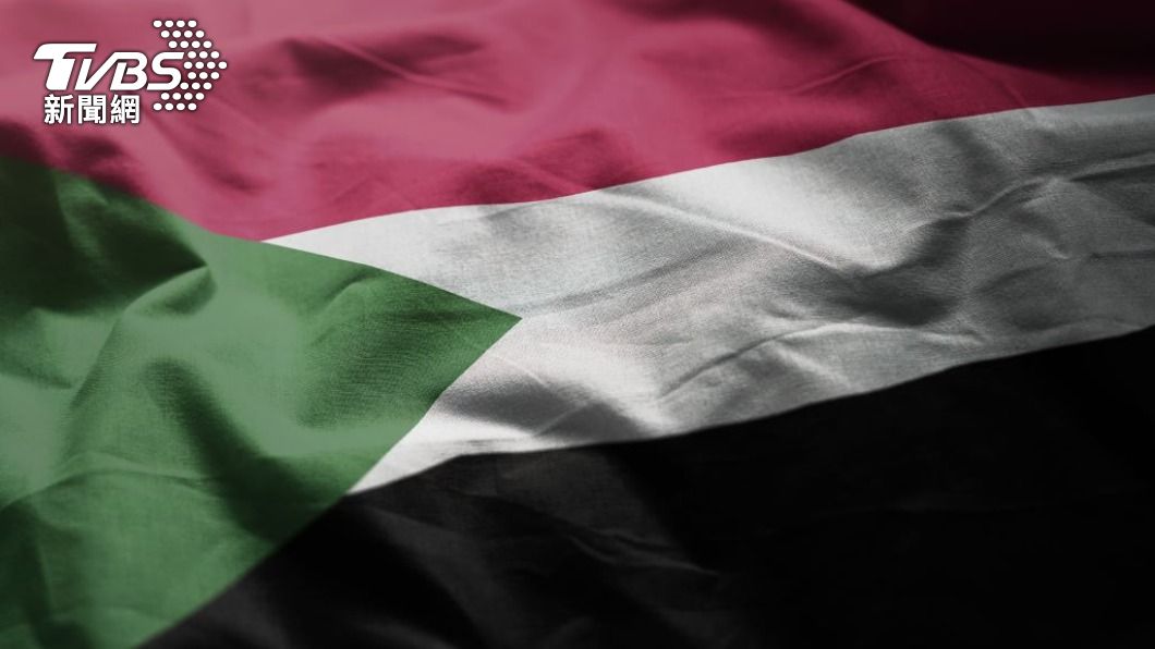 蘇丹政府軍與準軍事團體「快速支援部隊」，從4月中旬爆發的戰鬥至今沒有停歇，聯合國難民署1日警告，蘇丹境內激烈戰鬥，可能迫使超過80萬人逃往鄰國。（圖／shutterstock）