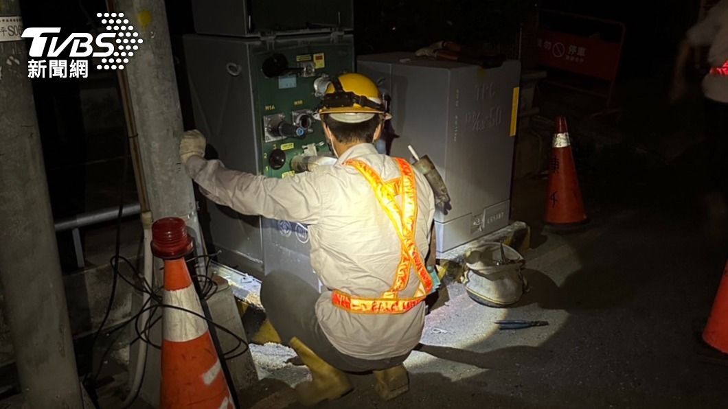 高雄市鳳山、前鎮晚間6時46分停電，經搶修已全數復電（圖／TVBS）
