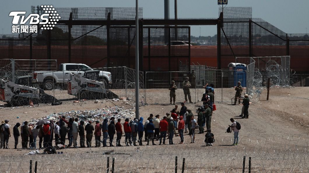 大量移民排隊等待通過美墨邊境。（圖／達志影像美聯社）