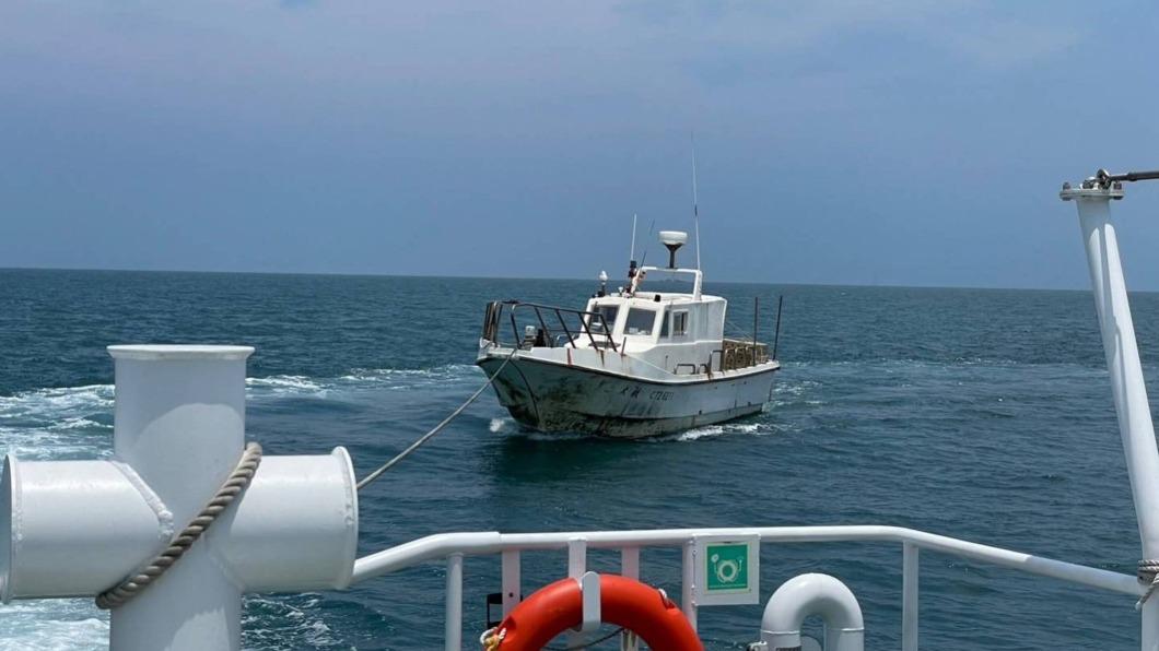 海釣船故障漂流　布袋海巡隊成功救援。（圖／布袋海巡隊提供）