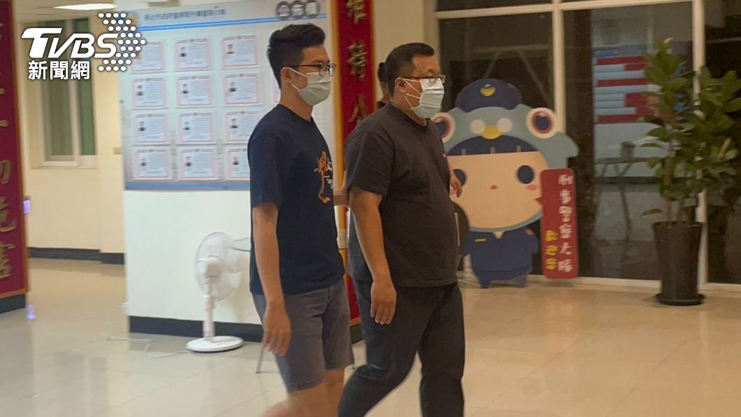 台北市1名所長疑似與詐團成員密切通聯，稍早被政風處帶回偵訊中。（圖／TVBS）