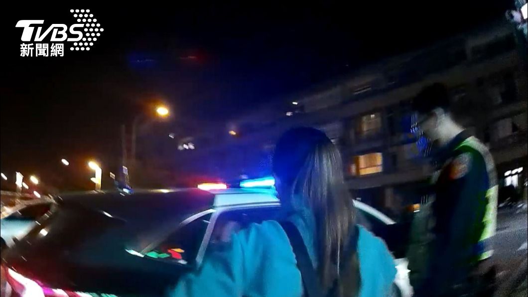 女子跟警方一起回派出所。（圖／TVBS）