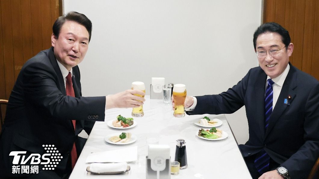 尹錫悅今年3月訪日，與岸田文雄展開會談，兩人舉杯對飲。（圖／達志影像歐新社）
