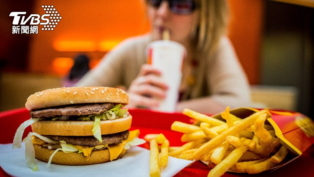 美國麥當勞將對部分經典漢堡的口味進行調整，讓一些麥當勞鐵粉十分崩潰。（示意圖／shutterstock達志影像）