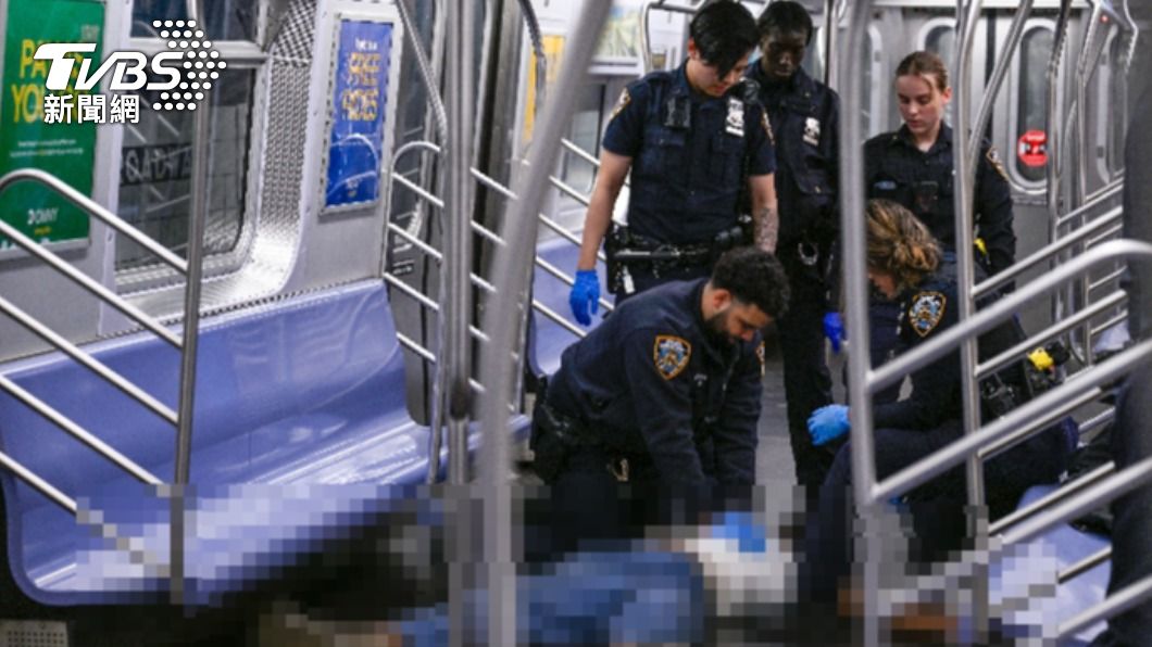 警方在地鐵上為男子急救。（圖／達志影像美聯社）