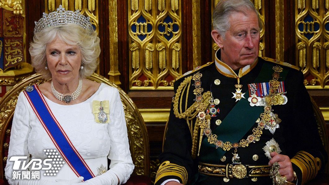 英國國王查爾斯三世（右）與卡蜜拉王后，將共同在6日進行加冕。（圖／達志影像美聯社）
