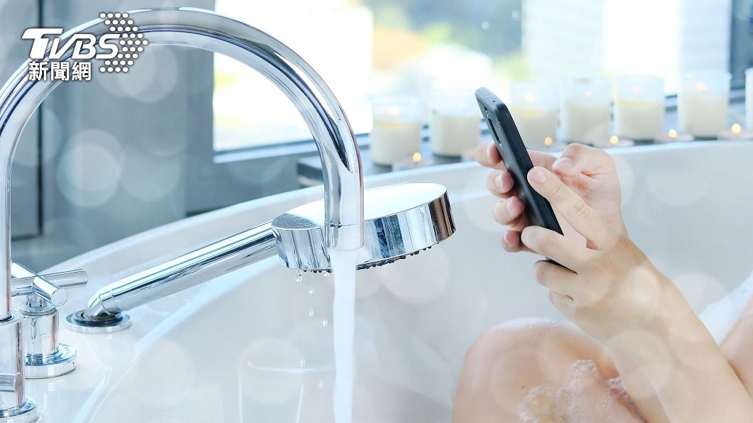 充電中的手機掉進浴缸導致少女觸電身亡。（示意圖／Shutterstock達志影像）