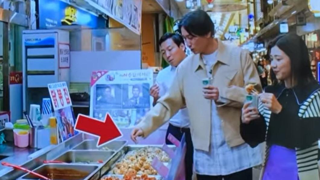 日本搞笑藝人山添寛到南韓首爾的市場出外景時，竟拿沾了口水的竹籤直接戳起攤販正在販賣的炸雞。（圖／翻攝自推特）