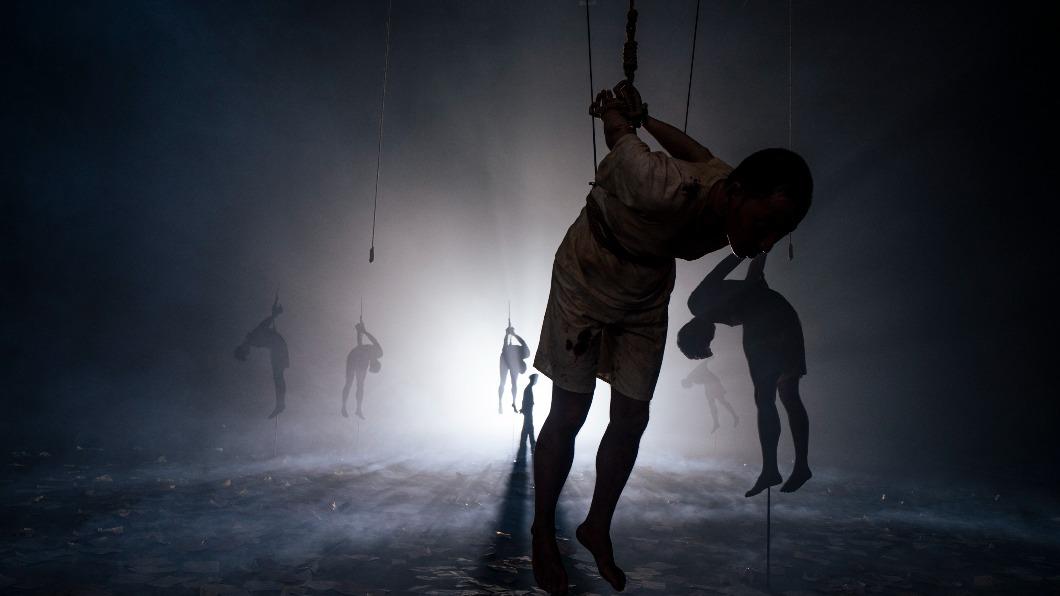 許時豪在《無法離開的人》中飾演政治犯，被懸掛吊起刑求。（圖／希望影視行銷提供）